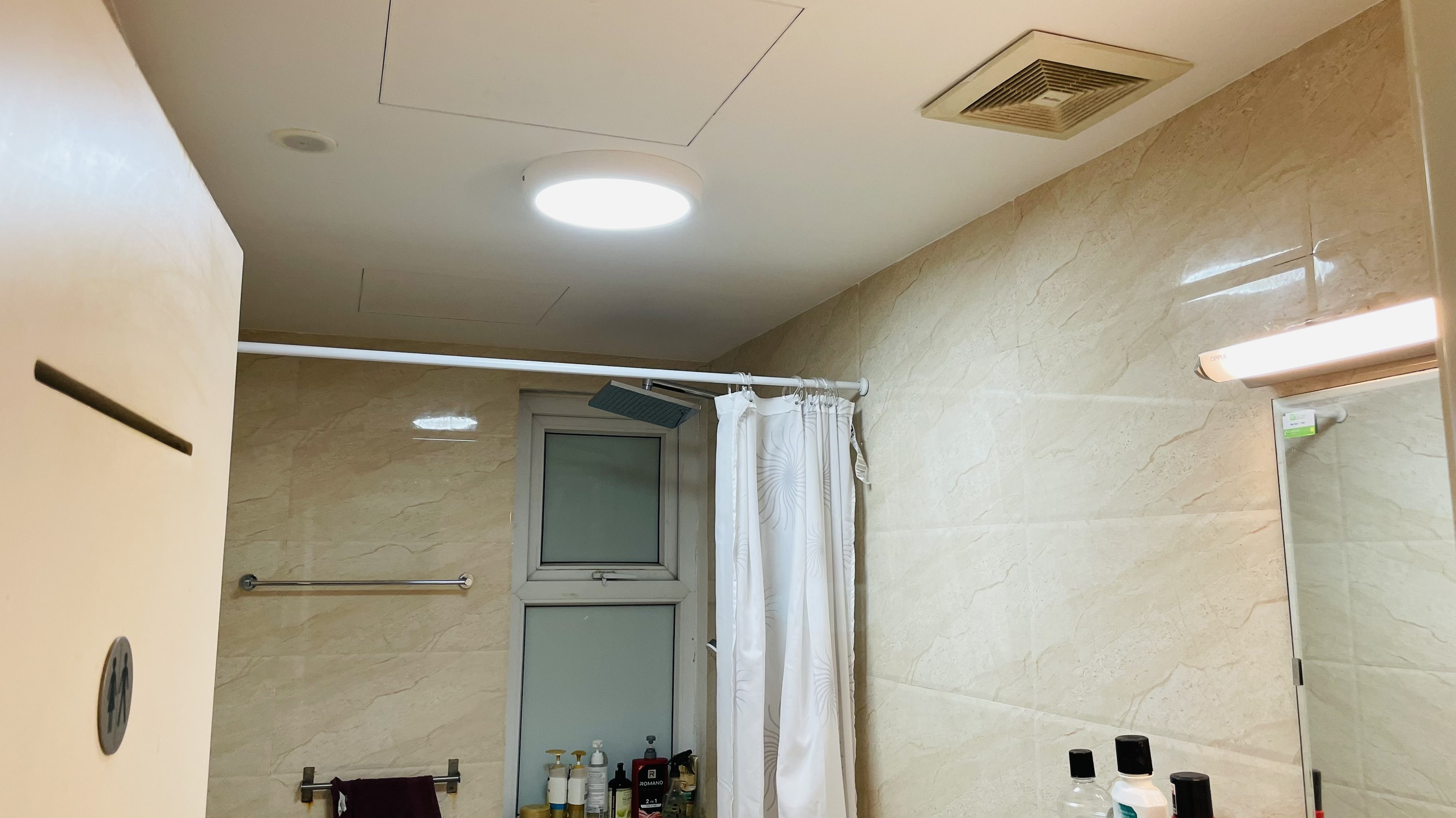 cảm biến hiện diện phòng vệ sinh